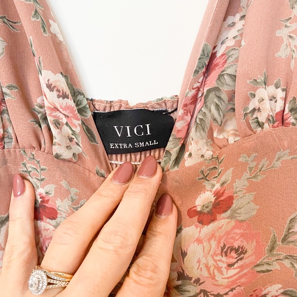 Cute flowy Vici dress - Picture 8 of 9